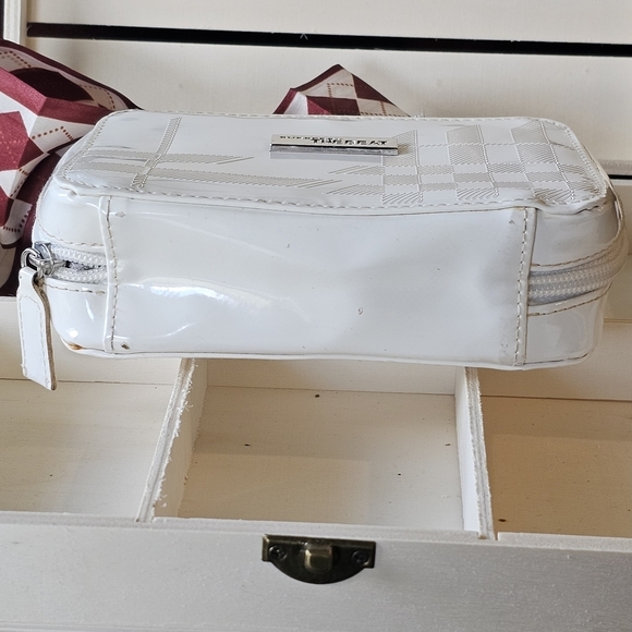 Burberry White Patent Leather Clutch With Faux Pearl Wristlet & Twilly Added - Picture 3 of 16